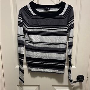 Fitted Black and Gray Sweatshirt with Ribbed Sleeves
